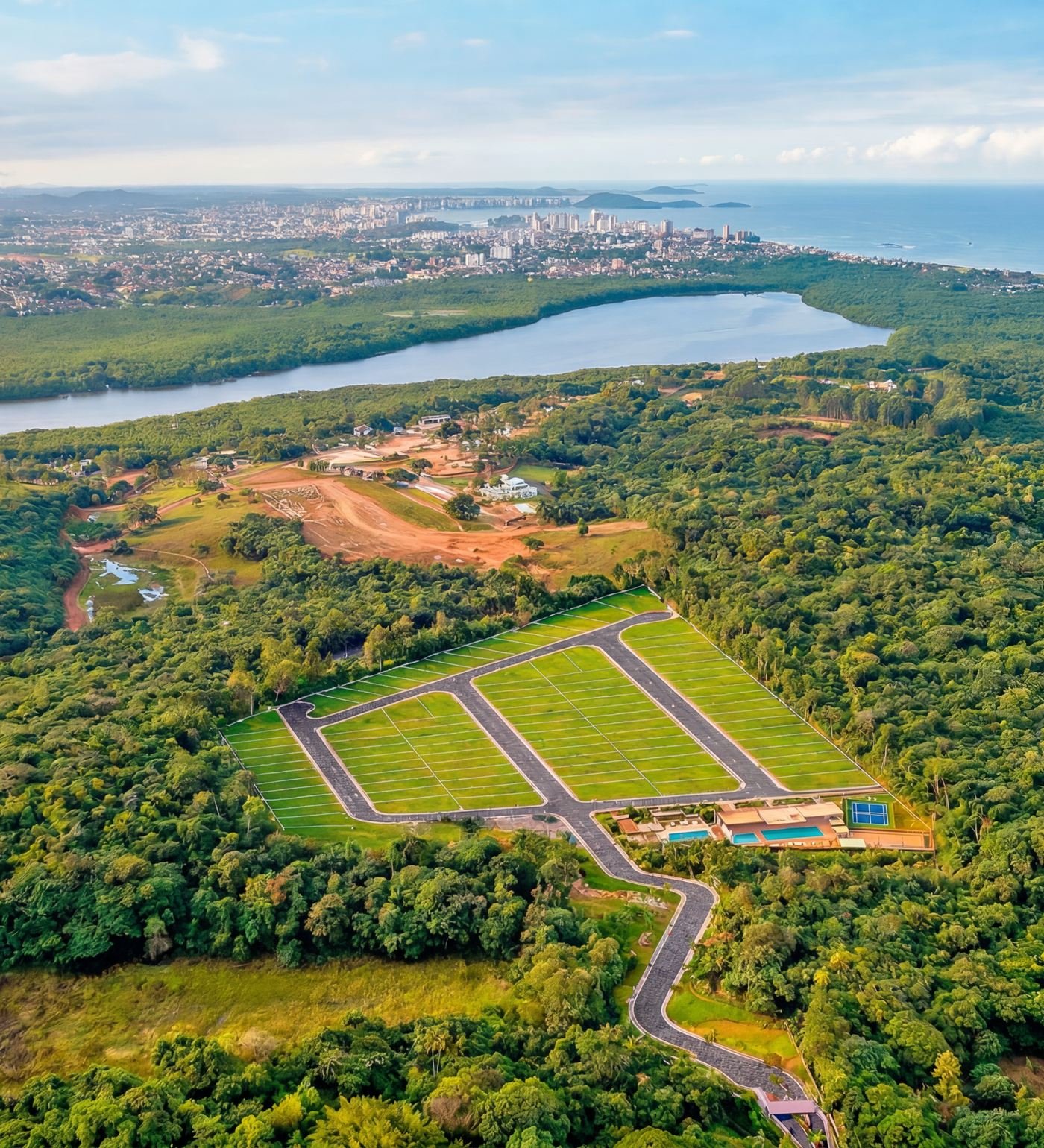 Vista aérea da Reserva dos Pássaros, a lagoa e a Enseada Azul ao fundo